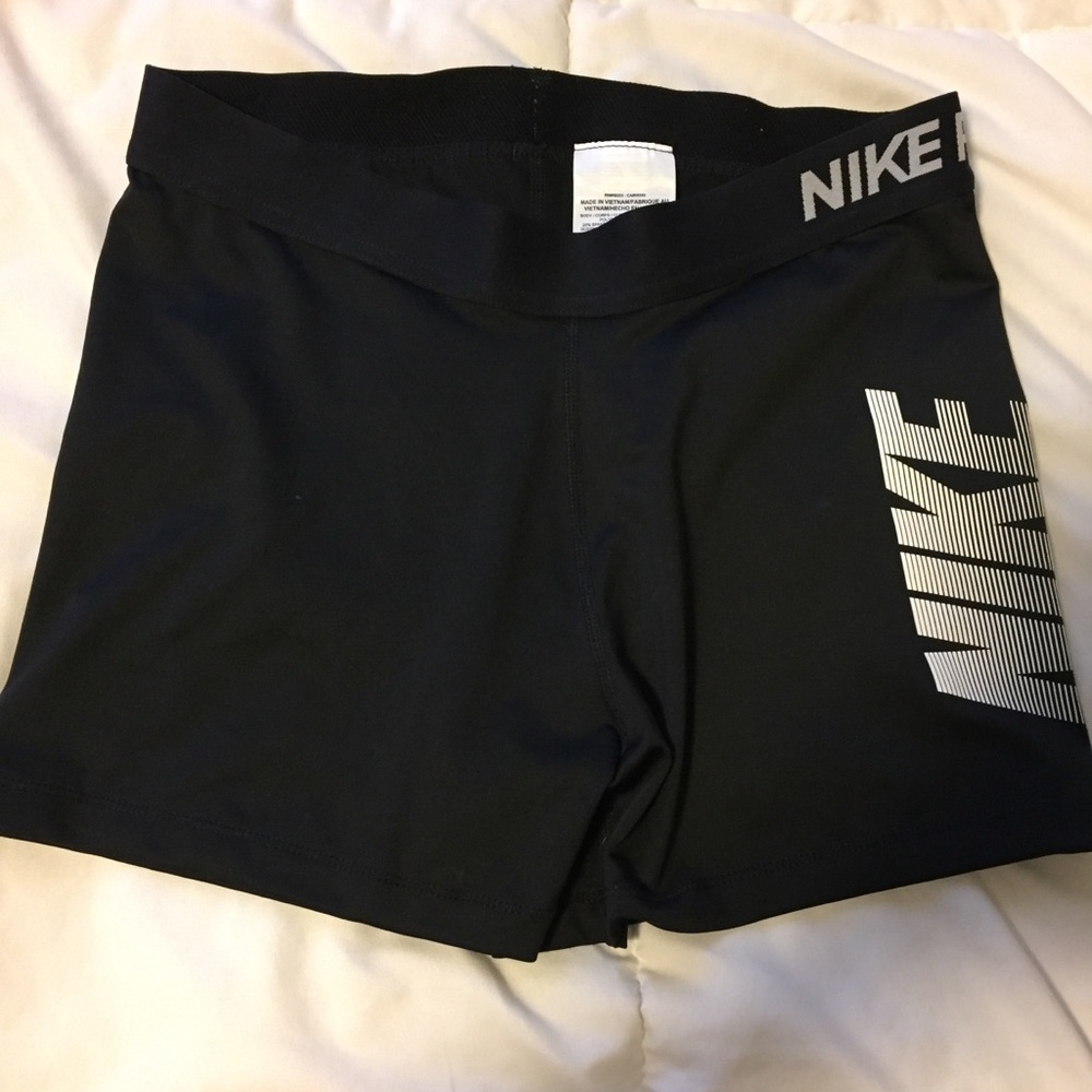 NWOT Nike pros shorts